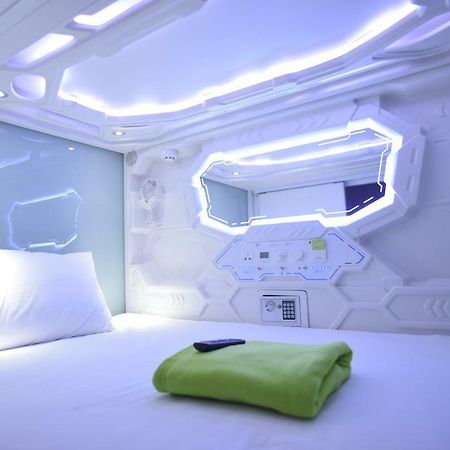 Whiz Capsule Hotel Thamrin Jakarta Exterior photo