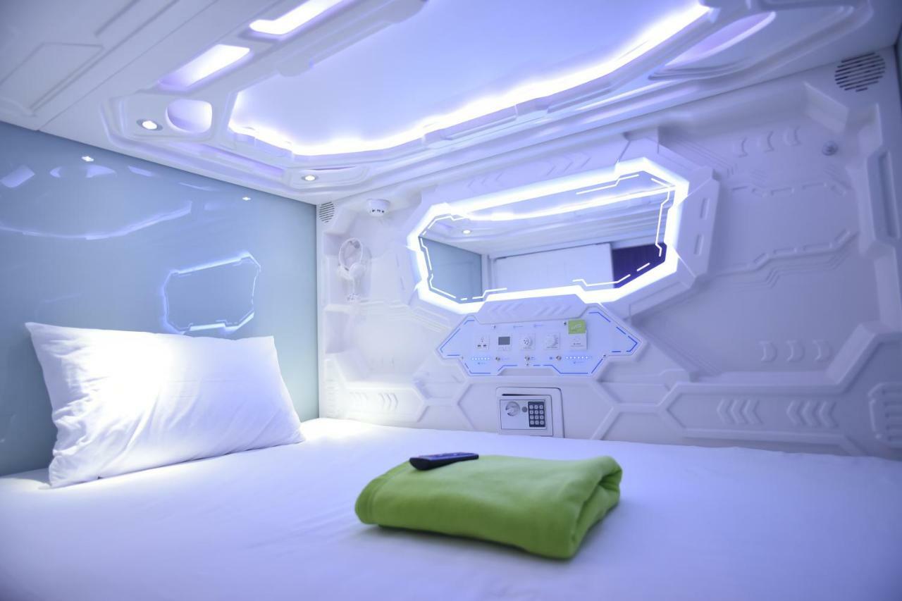 Whiz Capsule Hotel Thamrin Jakarta Exterior photo