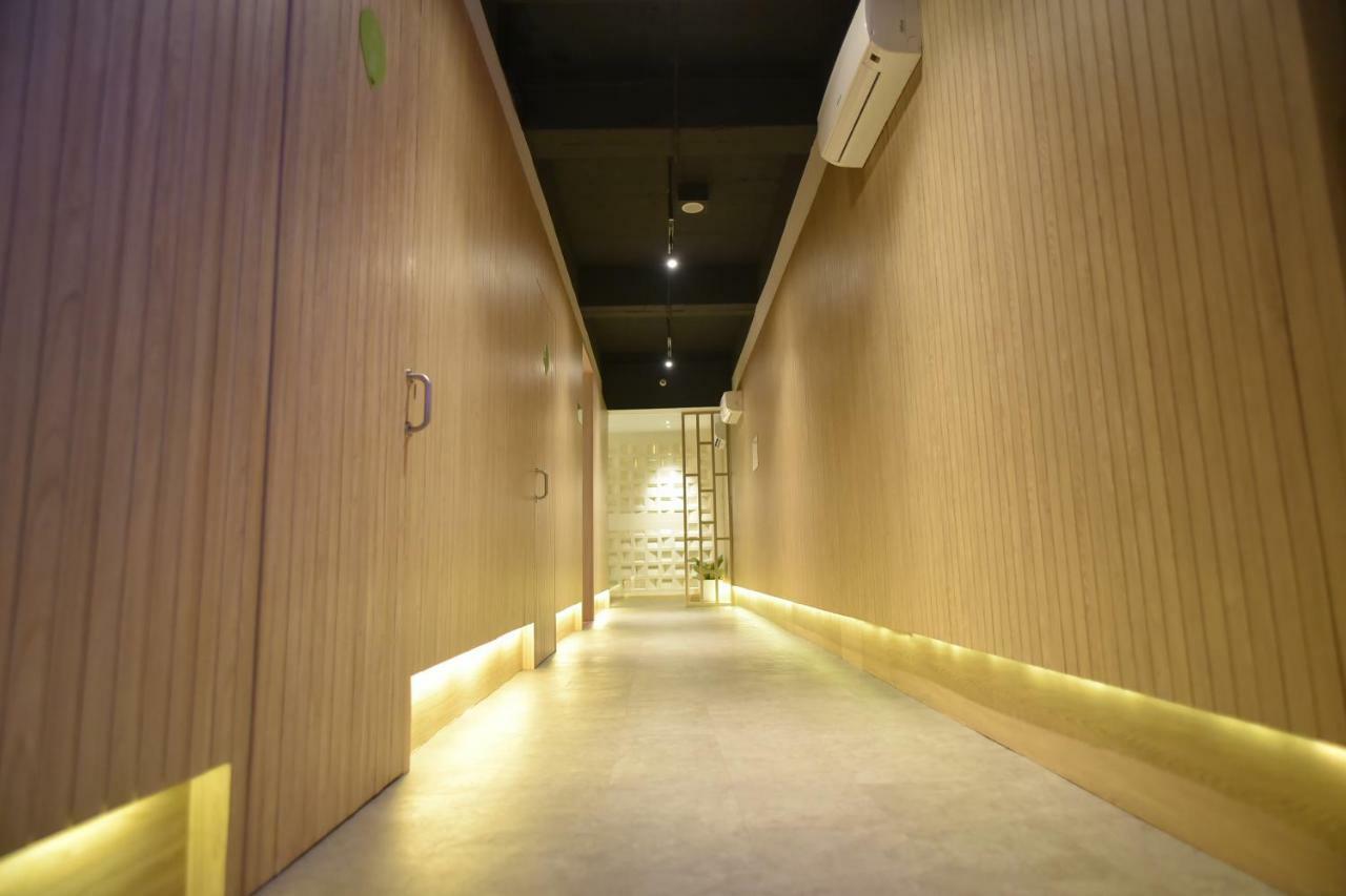 Whiz Capsule Hotel Thamrin Jakarta Exterior photo
